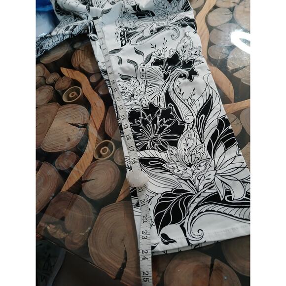 Chico's the Platinum Girlfriend Crop Slim Fit Floral Pants Black White Medium - Picture 8 of 11